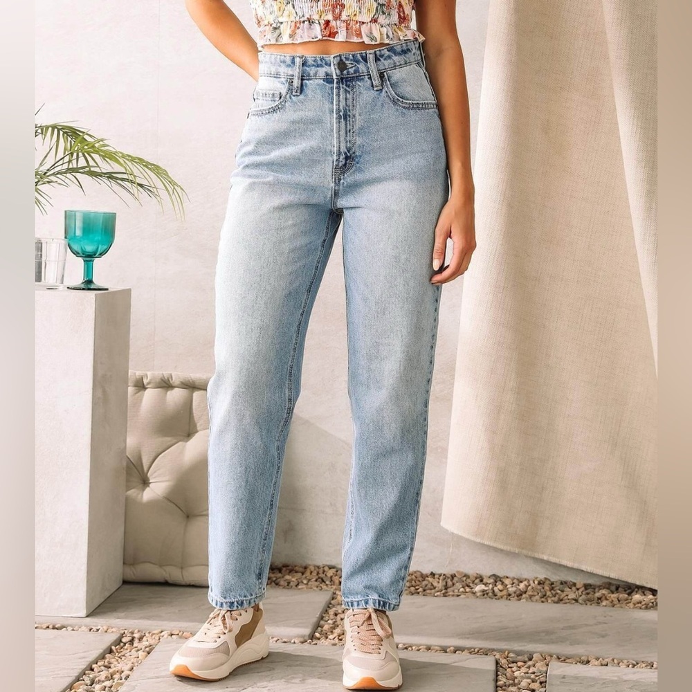 Hidden Zoey Ultra High-Rise Mom Jeans, Light Wash, Size 26 (NWT)